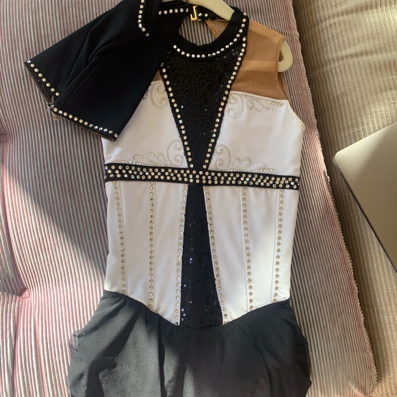 Beautiful skating competition dress - Picture 3 of 4